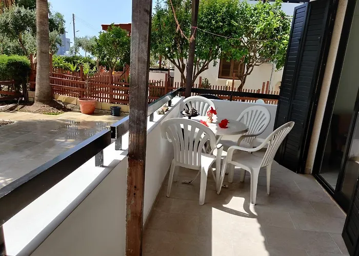 Palm Garden Paradise * Perivolia